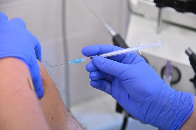 Dvě pětiny nejchudších Čechů se proti covidu neočkovaly, ukázala studie